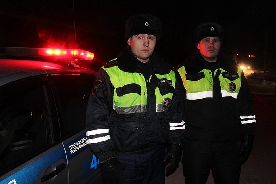 Инспекторы ГИБДД сорвали с окна решетку и вынесли из огня женщину