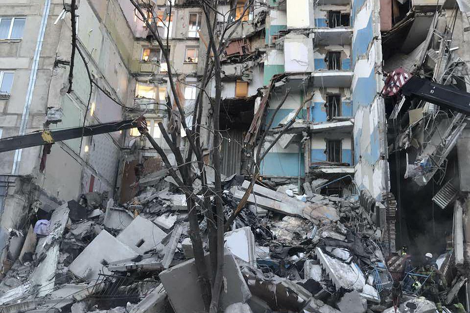 Из-под завалов в Магнитогорске достают людей. Фото: пресс-служба губернатора Челябинской области.