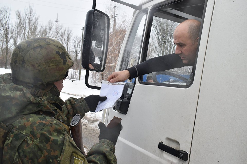 Поборы на блокпостах стали обыденным явлением в зоне ООС. Фото: facebook.com/pressjfo.news