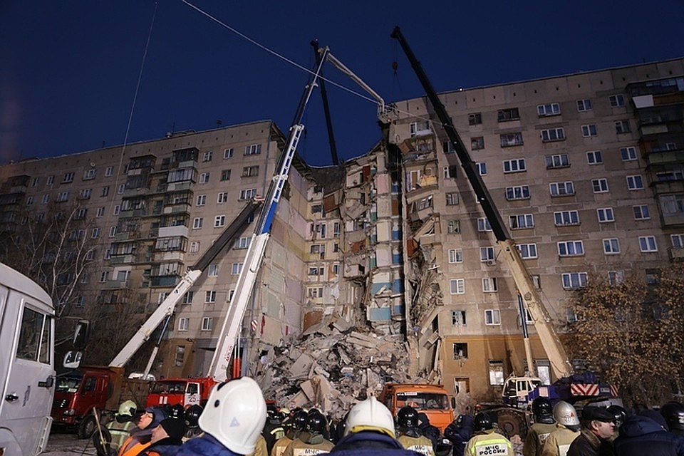 В Магнитогорске обрушился подъезд многоэтажного жилого дома. Фото: МЧС России