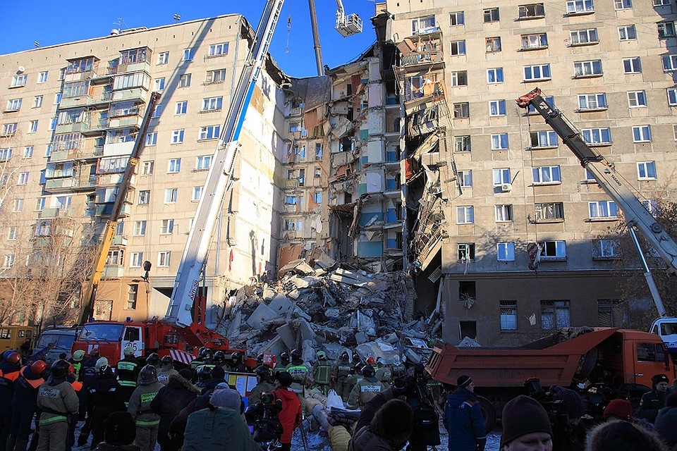 Сейчас трудно поверить. что кто-то выжил в этом бетонном крошиве. Но спасатели слышат крик.