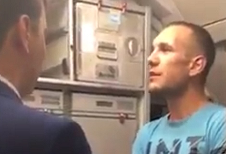 Хоккеист год играл за екатеринбургский "Автомобилист". Фото: скан с видео