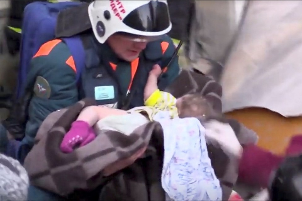 Спустя почти двое суток после ЧП под завалами нашли живого 11-месячного младенца