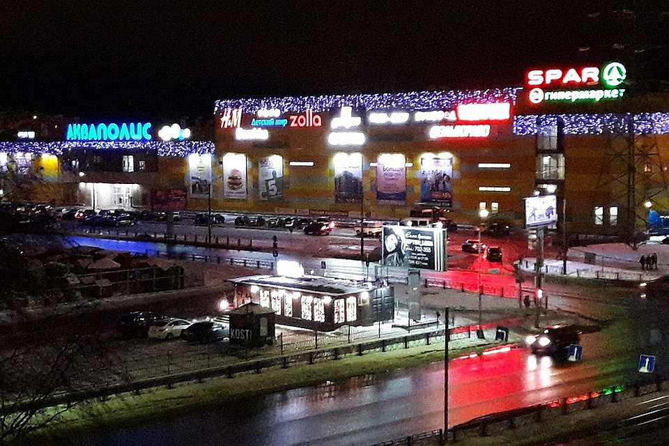 В Пскове 1 января возник пожар на подземной парковке ТРК "Акваполис", один автомобиль выгорел полностью, два сильно пострадали, 14 автомашин были эвакуированы с парковки.