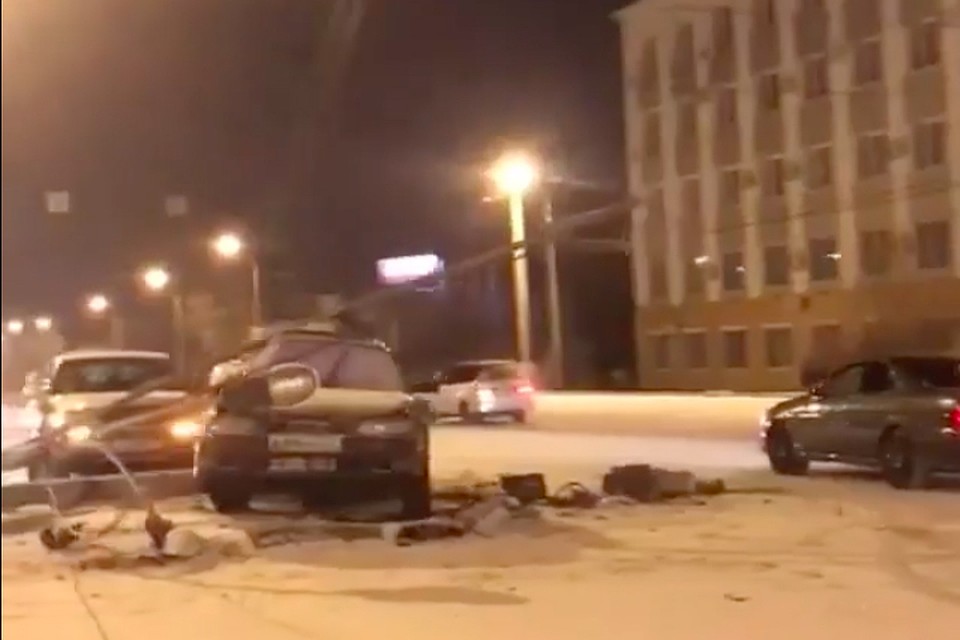 Уходя от столкновения, водитель снес опору ЛЭП в Хабаровске