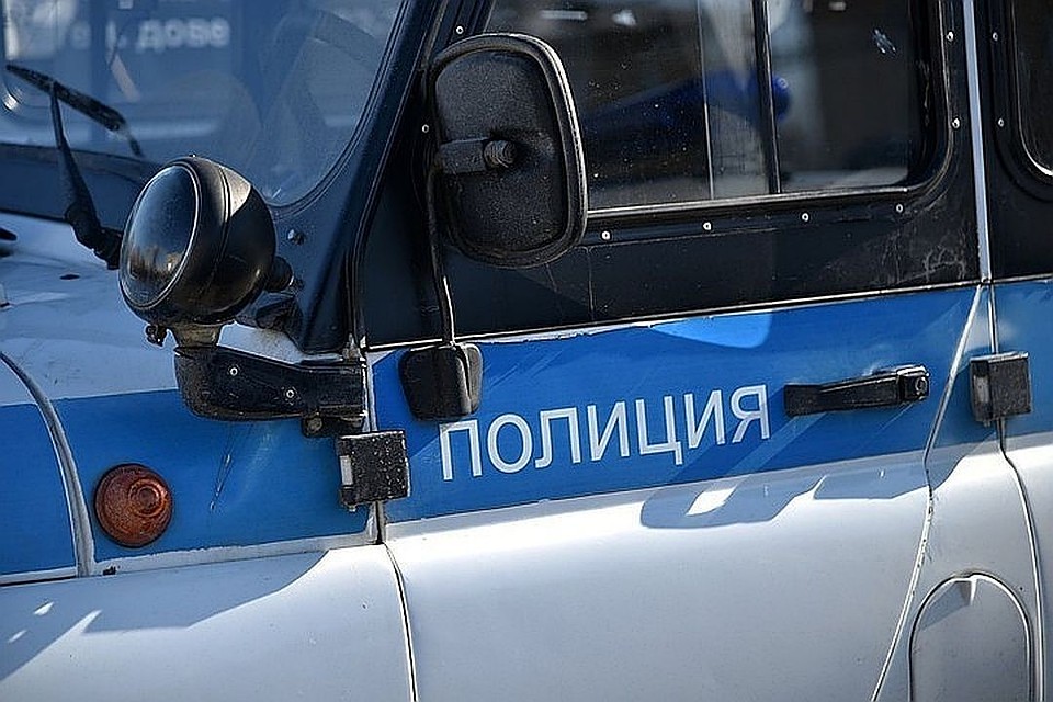 Полиция выясняет личность погибшей женщины.