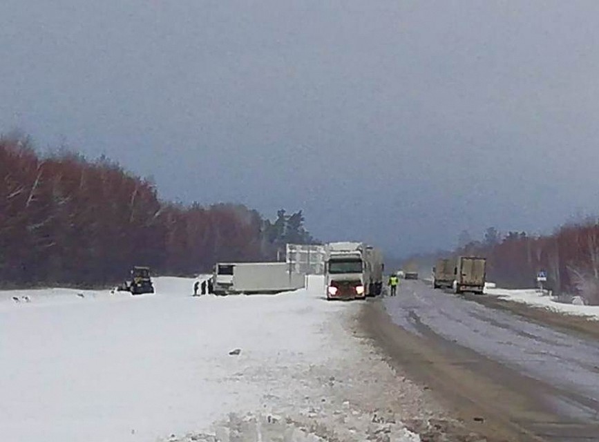 Грузовик хоть и с трудом, но все же удалось вытащить