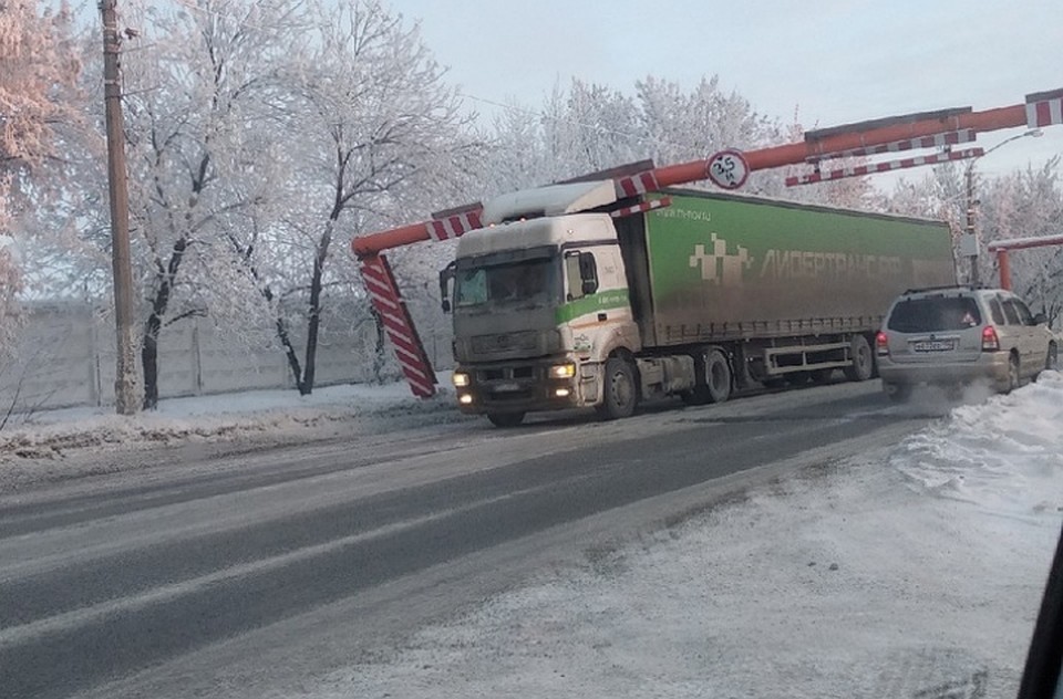 Фура протаранила ограничитель высоты на старом мосту в Барнауле
