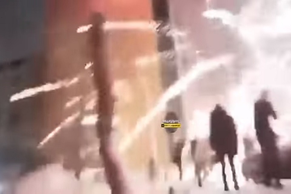 Новосибирцам пришлось уворачиваться от ярких искр салюта. Фото: vk.com/incident_nsk