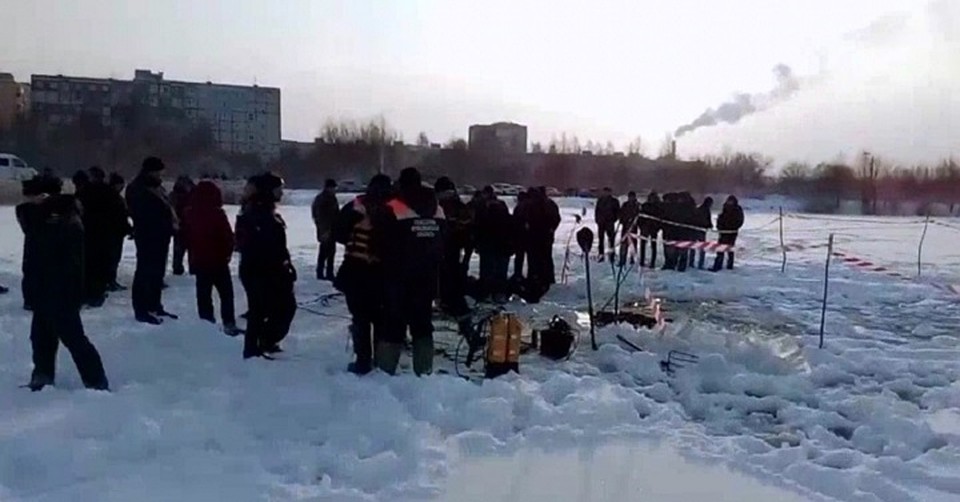 Тело погибшего в Ярославле за ТРЦ "Альтаир" водителя грузовика подняли водолазы. Фото Первый ярославский/ ВК