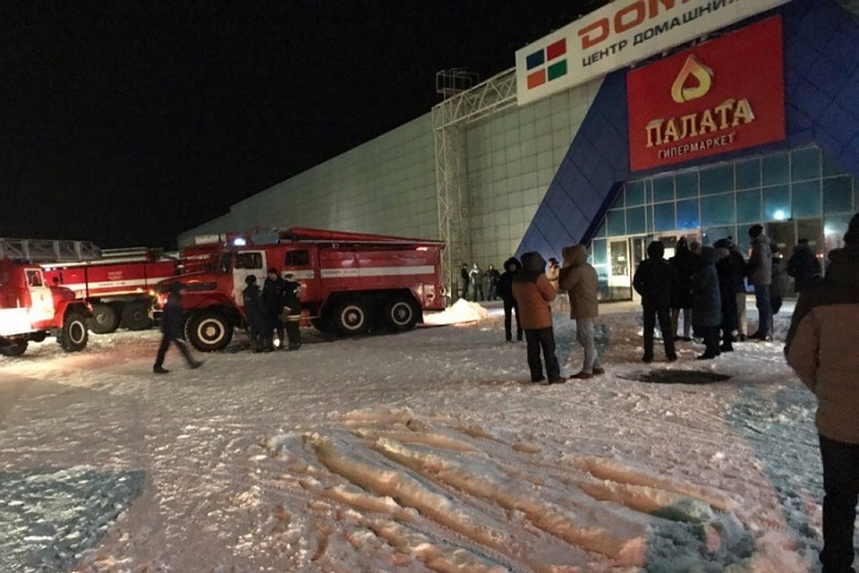 Пожар в ТЦ "Фабрика" в Ленинске-Кузнецком. Фото: vk.com, "Подслушано Ленинск-Кузнецкий", Мария Дегтярева.