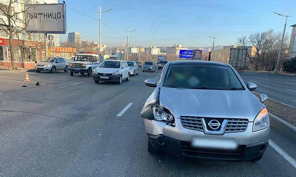 Хозяйка этого "Ниссана" просто не успела затормозить. Фото: dps_vl