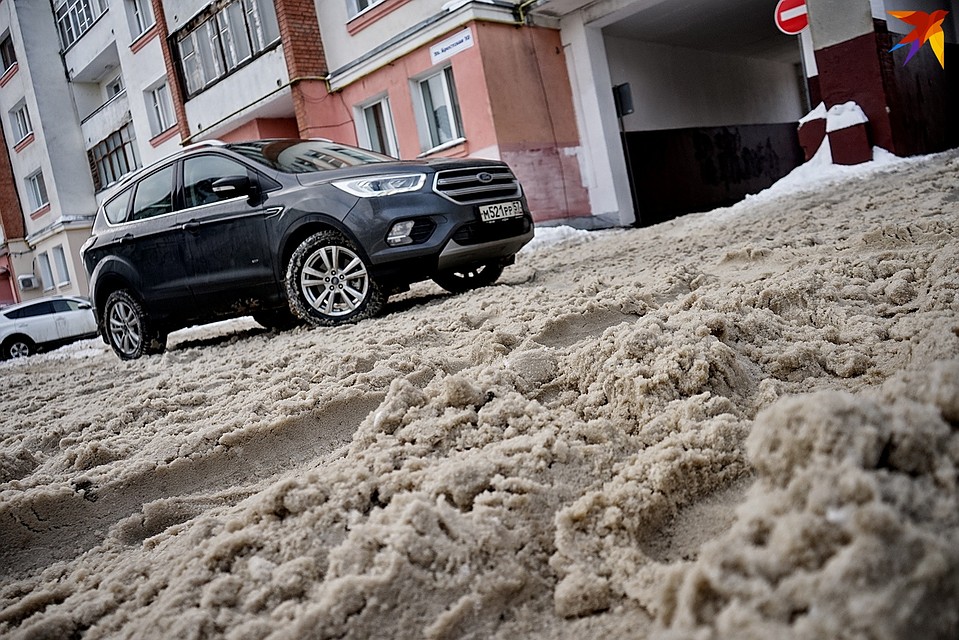Коммунальщики отмечают: припаркованные автомобили мешают проезду даже малогабаритной техники