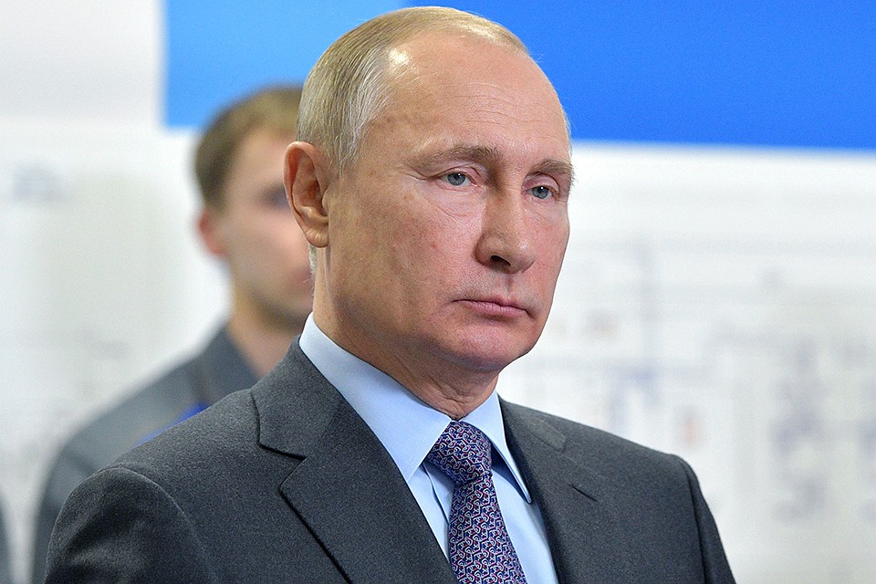 Владимир Путин во время церемонии ввода в эксплуатацию терминала по приему газа с плавучей регазификационной установки на территории Калининградского подземного хранилища газа. Фото Алексей Дружинин/пресс-служба президента РФ/ТАСС