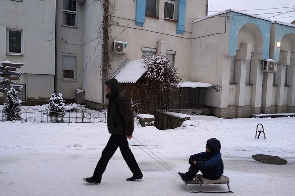 Санки можно еще не убирать в чулан.