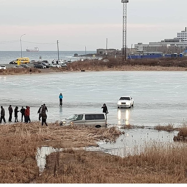 Микроавтобус пришлось вытаскивать всем миром. Фото: dps.control