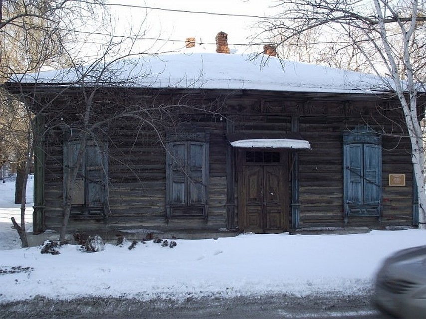 За дом в центре Омска, который разбирают вандалы, отвечает «Мостовик»