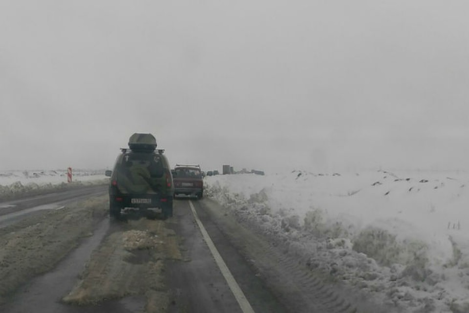 Спасатели сразу выехали на помощь автомобилисту. Фото: Максим Ушань/Вконтакте/Автопартнер Крым
