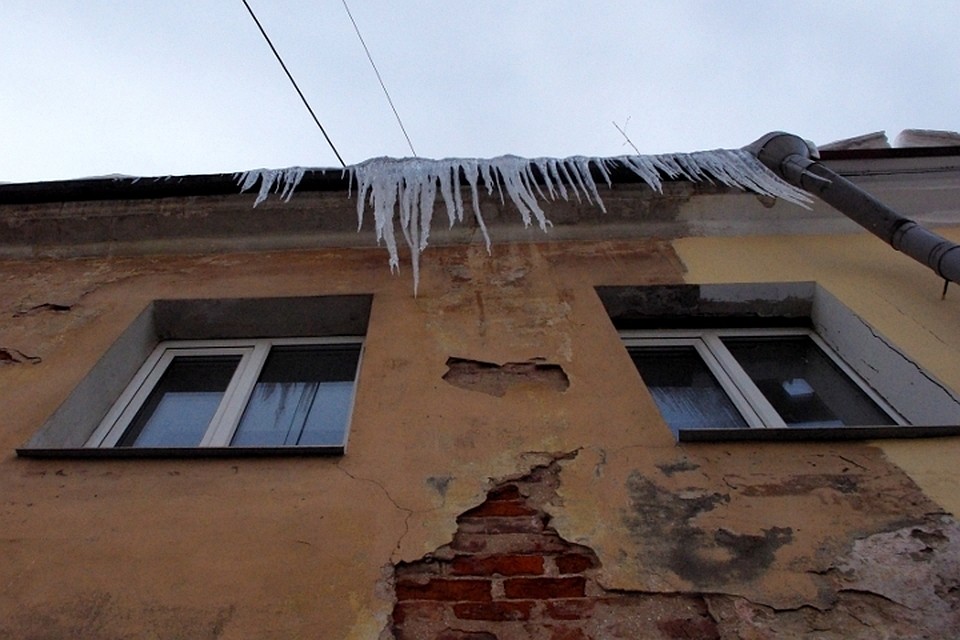 Сосульки в любой момент могут упасть на голову проходящего