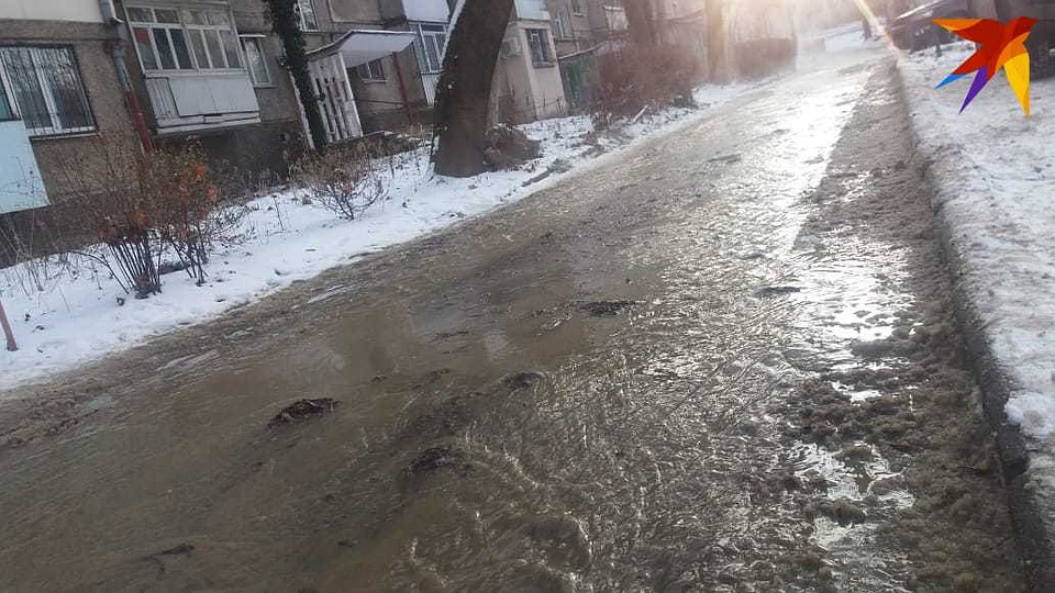 Кипяток хлынул во дворы сектора Ботаника.
