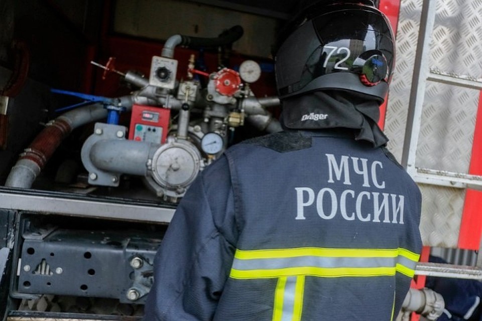 Ребенок спасаясь от пожара в перебрался к соседям через балкон пятого этажа в Иркутске.