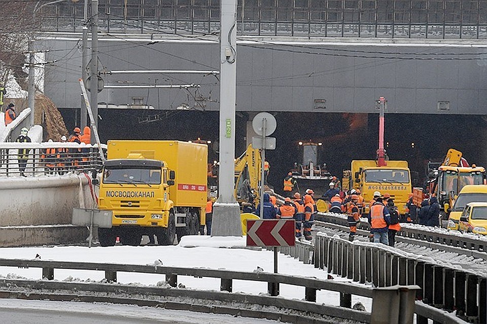 В настоящее время на месте прорыва работают коммунальные службы города и спасатели