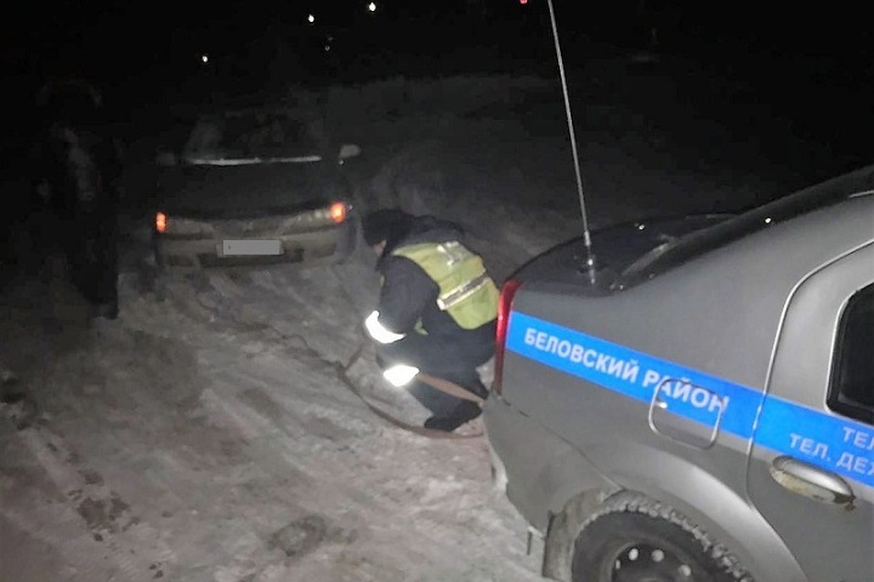 Экипаж ГИБДД отбуксировал автомобиль до ближайшего кафе Фото: ГУ МВД по Кемеровской области