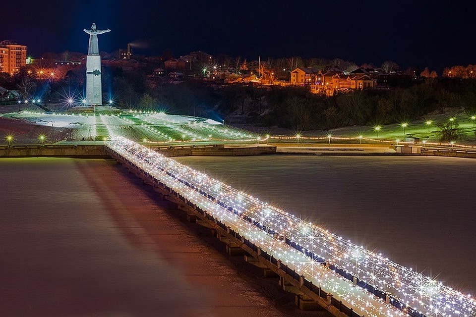 Вот по этому мосту проехалась иномарка