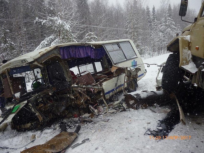 27 октября 2017 года возле села Ыб произошла крупная авария с участием школьного автобуса. Фото: ГИБДД по Коми