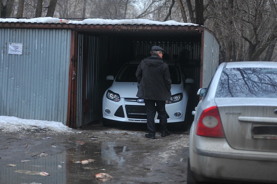 Молодых людей застали в гаражном кооперативе, в котором было вскрыто три помещения