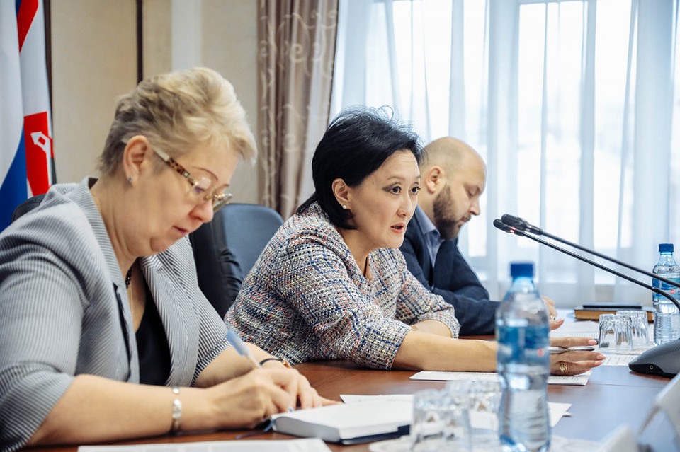 Позицию главы Якутска обеспечили победа на выборах, увольнение руководителя управделами администрации за банкеты для мэрии и продажа внедорожников мэрии.