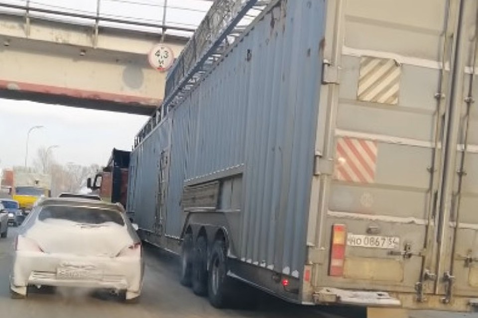 Не рассчитал: В Кемерове под мостом застряла фура. Фото: скриншот youtube