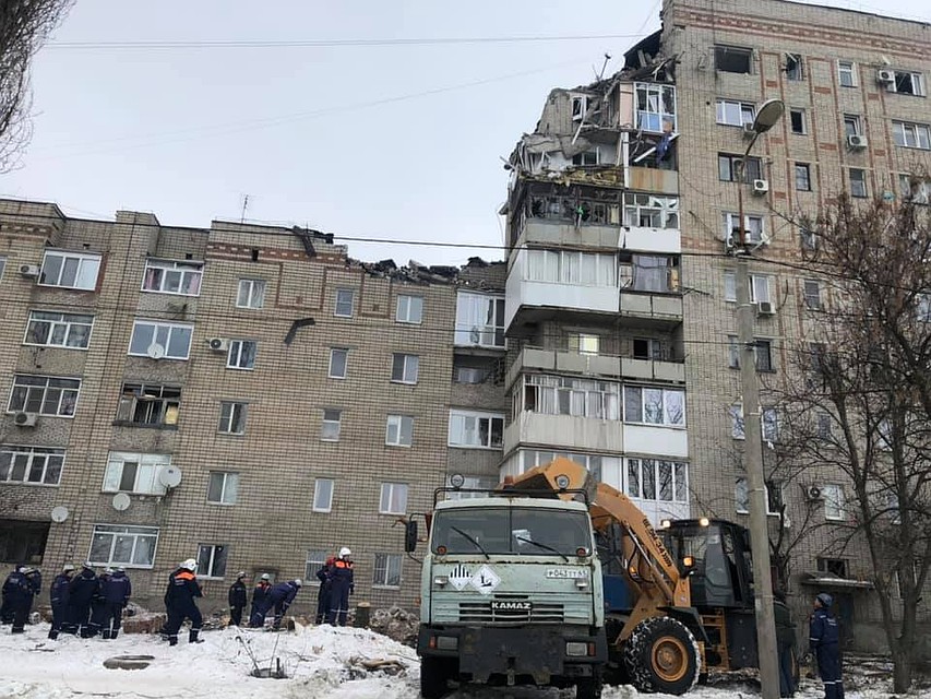 Полностью разрушены четыре квартиры на 8 и 9 этажах.