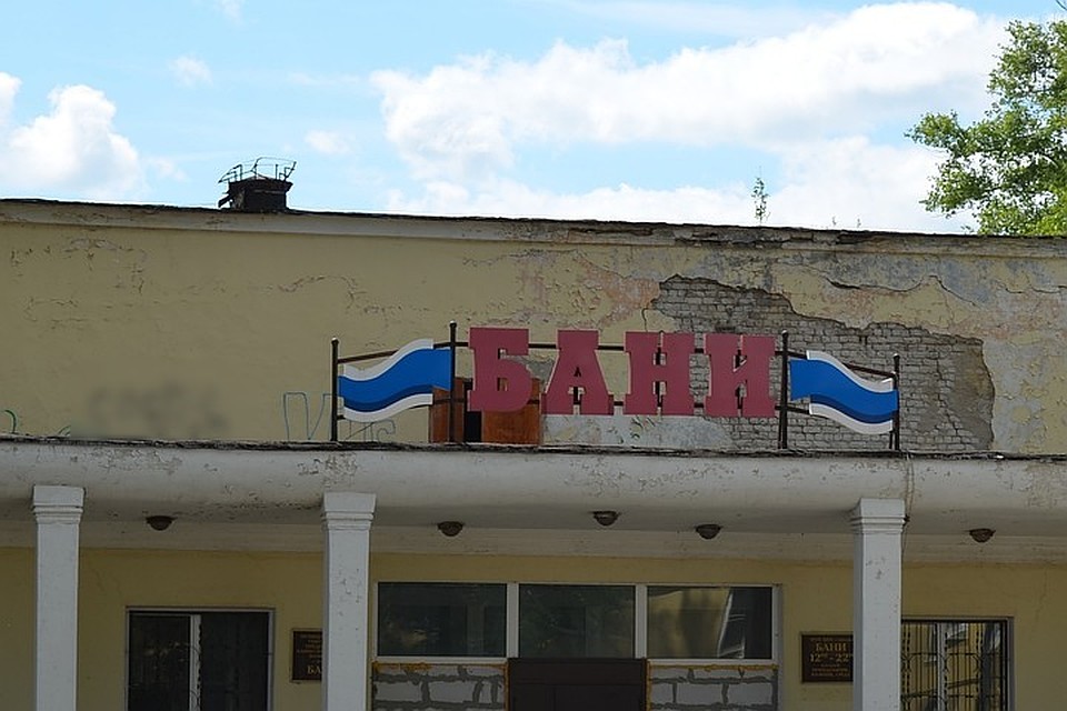В Кронштадте из второго этажа бани выпал мужчина.