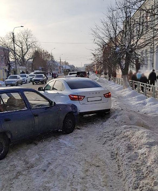 Женщина-водитель не учла погодных условий и не выбрала безопасную скорость