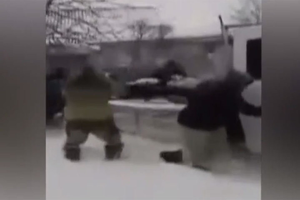 Дорога к кладбищу занесена снегом, люди как могли расчищали дорогу и толкали автомобиль с покойником.