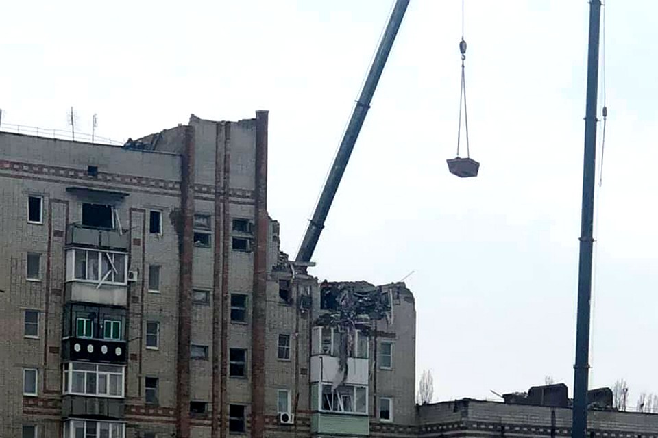 Спасатели продолжают разбор завалов на месте взрыва.