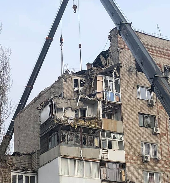 Спасатели продолжают разбирать завалы.