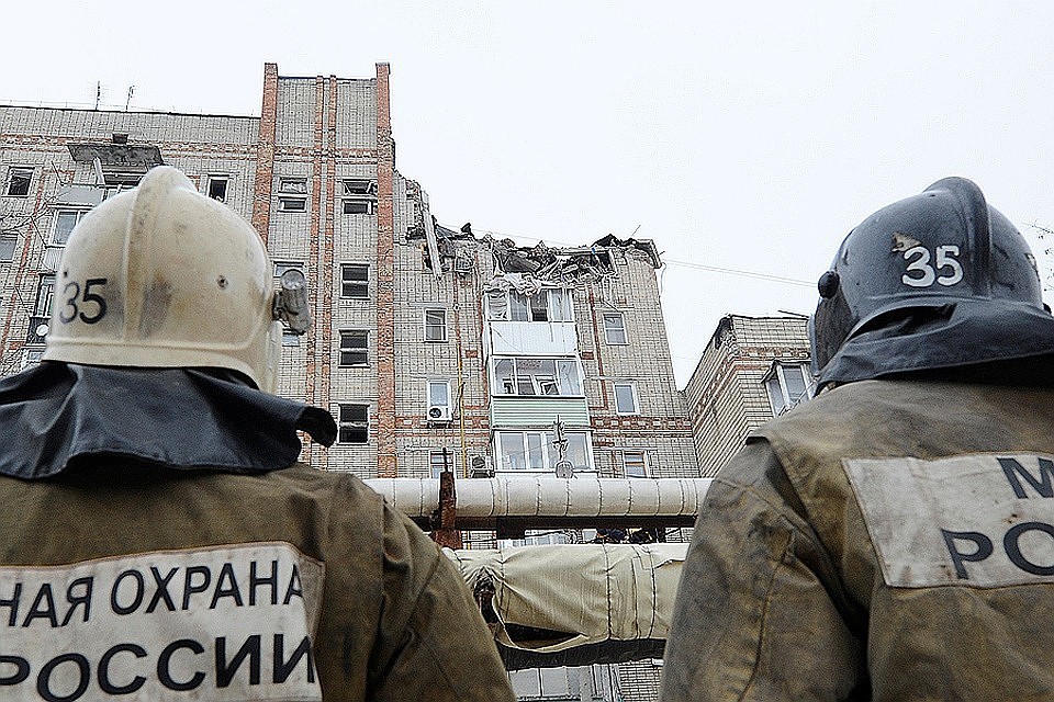 Пожарные у дома в городе Шахты, где накануне прогремел мощный взрыв