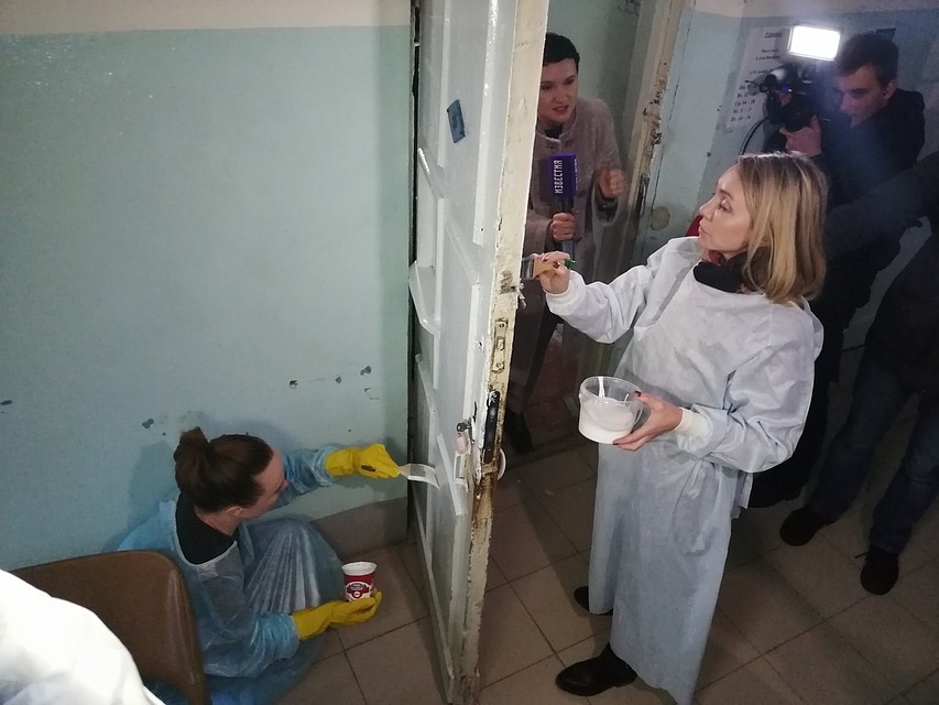 Марина Чекунова красит дверь