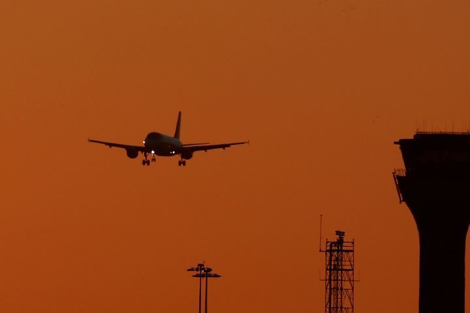 Вылетевший из Сургута в Москву самолет резко изменил курс