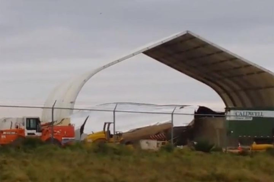 Корабль развалился из-за порывов ветра. Кадр видео