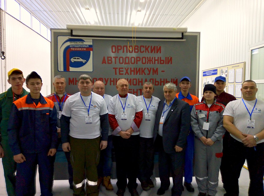 Организатор конкурсной площадки Александр Алексеевич Осадчий с участниками и экспертами чемпионата по компетенции «Кузовной ремонт».