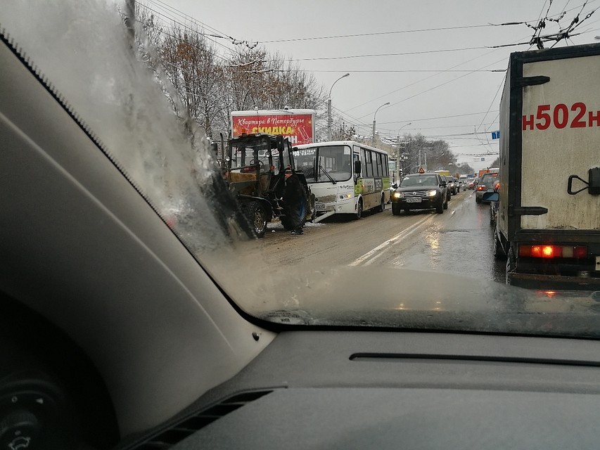 Авария произошла на Санкт-Петербургском шоссе Фото: vk.com / Подслушано у водителей. Тверь / Владимир Корепанов