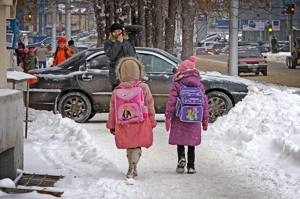 В школу идут все классы и смены.