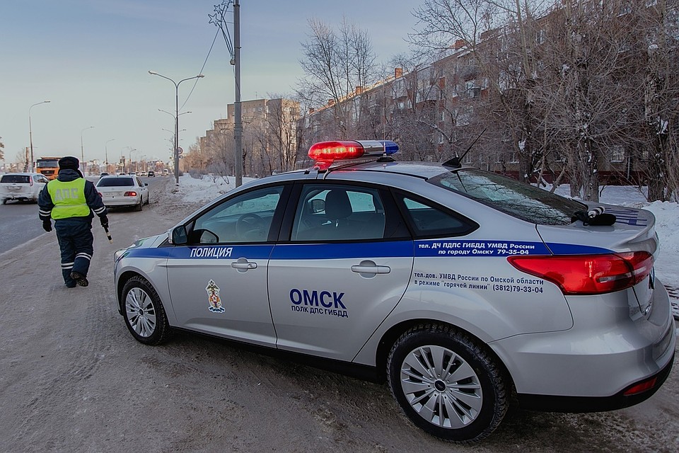 В Омске маршрутка с пассажирами сбила женщину на переходе
