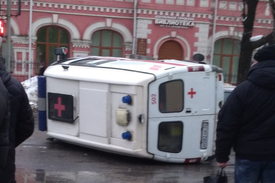 Автомобиль скорой помощи завалился на бок. Фото: vk.com, Алексей Цыкунов