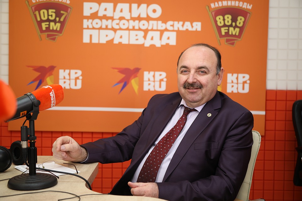 Заслуженный врач РФ, отличник здравоохранения, врач высшей квалификационной категории по специальности детская стоматология Владимир Зеленский