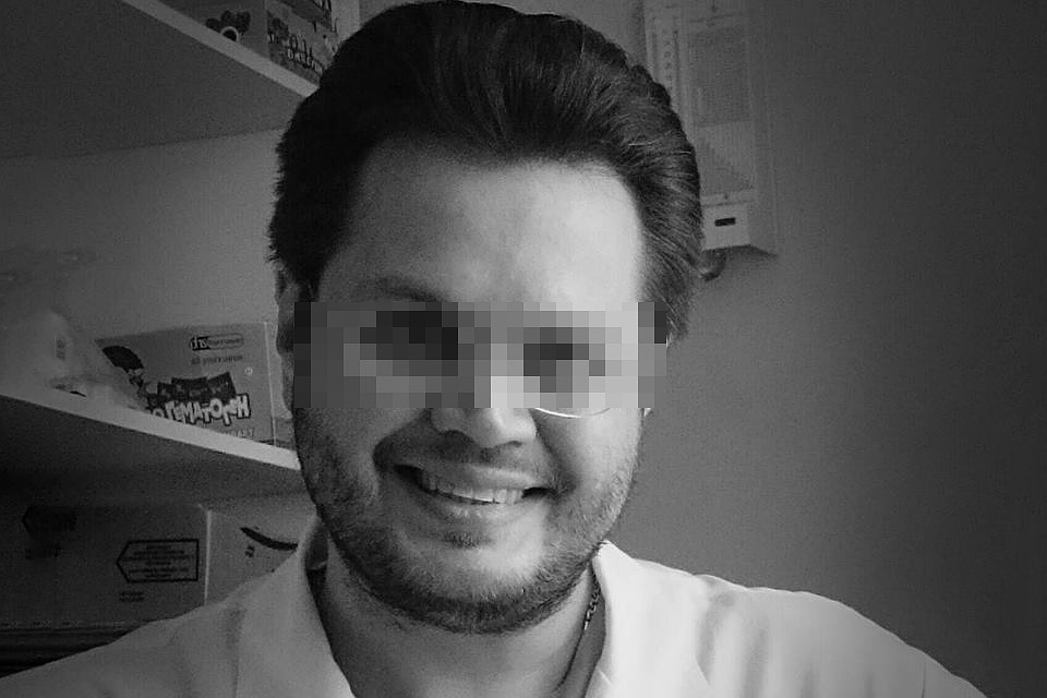 20 лет назад Борис расчленил одноклассника и выпил его кровь. Теперь он стал врачом.
