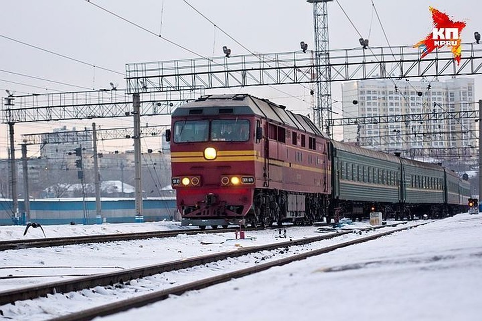 Поезд сбил двух подростков